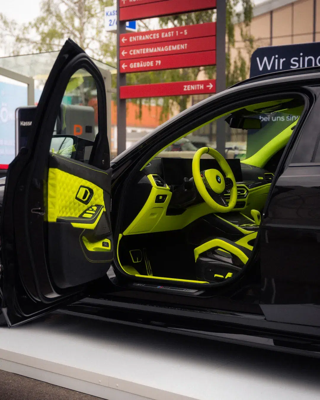 Neon-gelbe Veredlungen des BMW M3 Touring Innenraums beim Aussteller Zettl