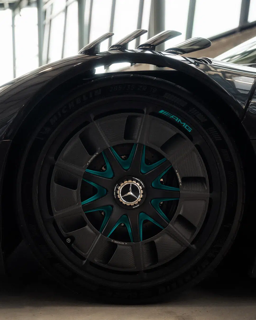 Rad-Design des Mercedes-AMG One auf dem MYLE 24