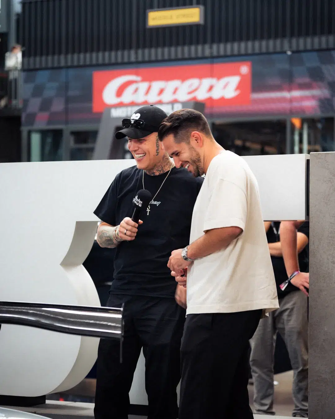 MontanaBlack88 und Daniel Abt auf dem ABT-Stand des MYLE 2024