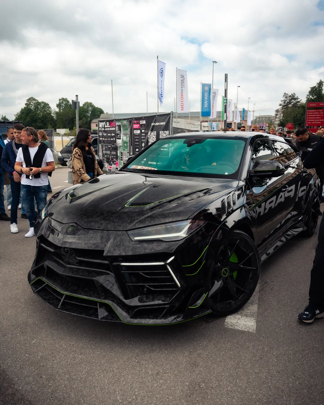 Omid Mouazzen in seinem Lamborghini Urus Mansory Edition auf dem MYLE 24