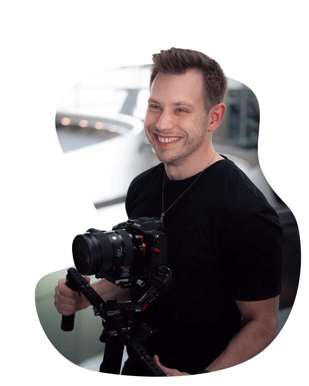 Social Media Autopilot compresed Alexander Hartung ausgeschnitten, mit seiner Kamera auf einem Gimbal.