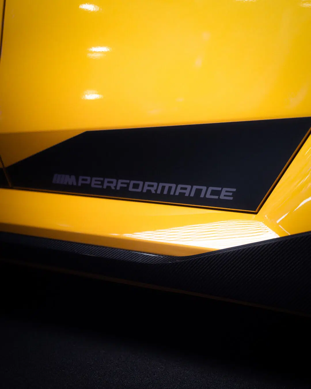 Detail-Foto des "M-Performance"-Aufklebers am BMW M5