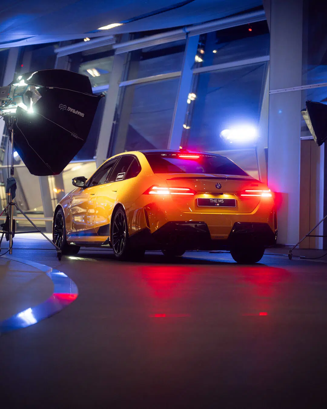 BMW M5 am Filmset mit professioneller Ausleuchtung