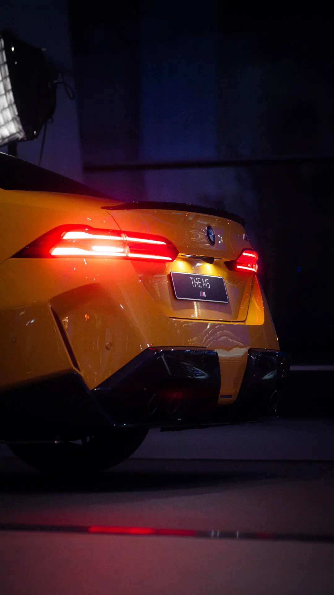 BMW M5 Rücklichter leuchten im Dunkeln