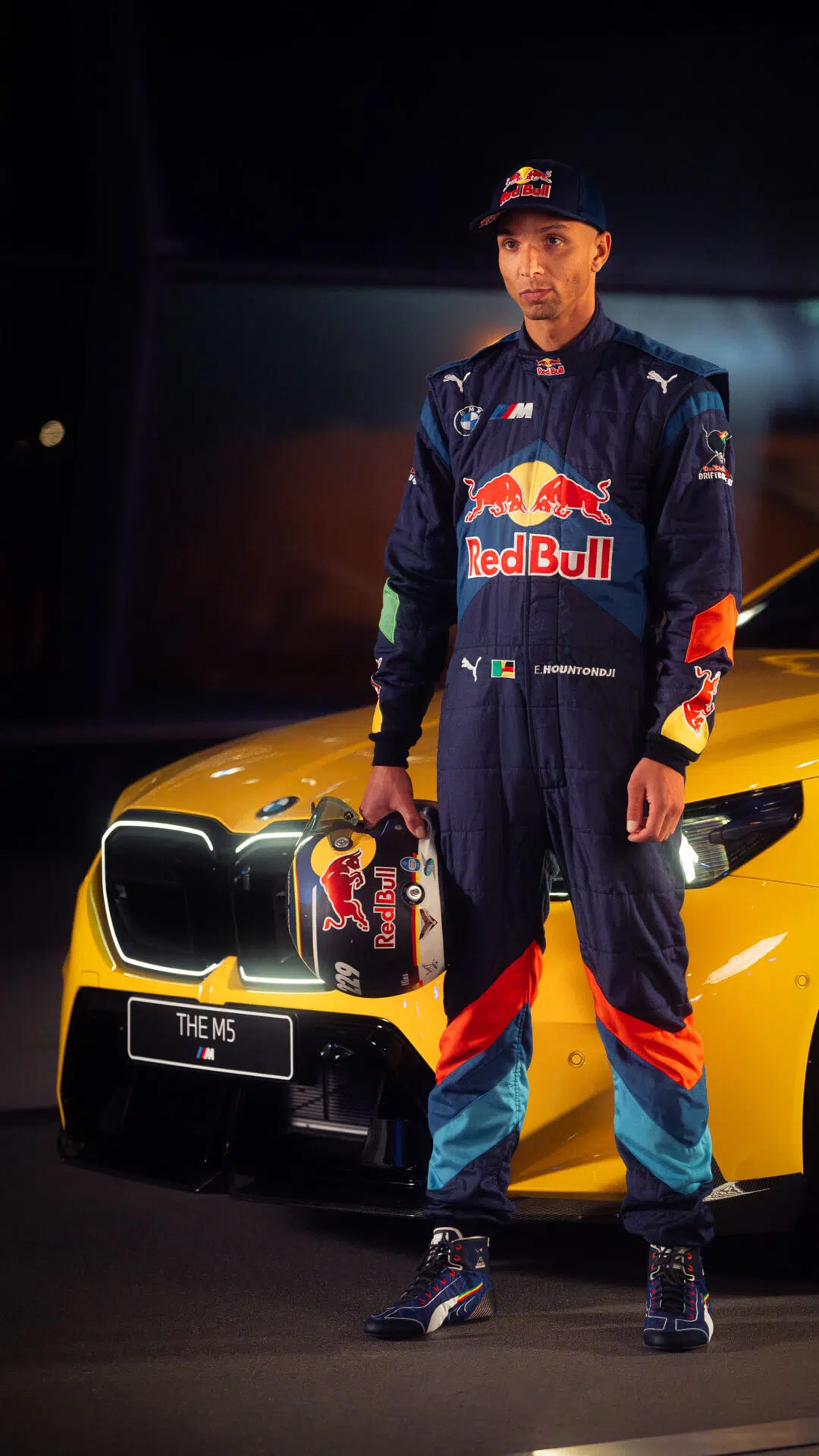 Elias Hountondji post vor dem BMW M5