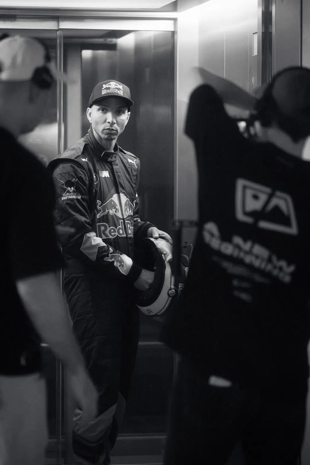 Schwarz-Weiß-Bild von Elias Hountondji in den Vorbereitungen zum Werbefilm