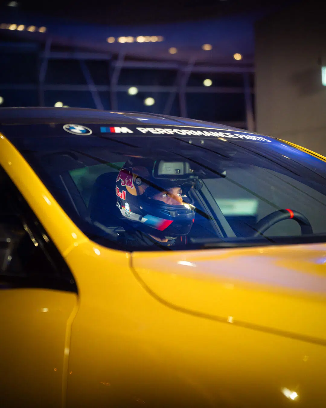 Frontansicht auf Elias Hountondji durch die Windschutzscheibe