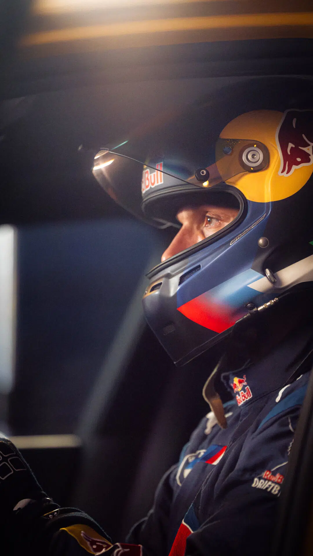 Elias Hountondji im Rennanzug und im BMW M5