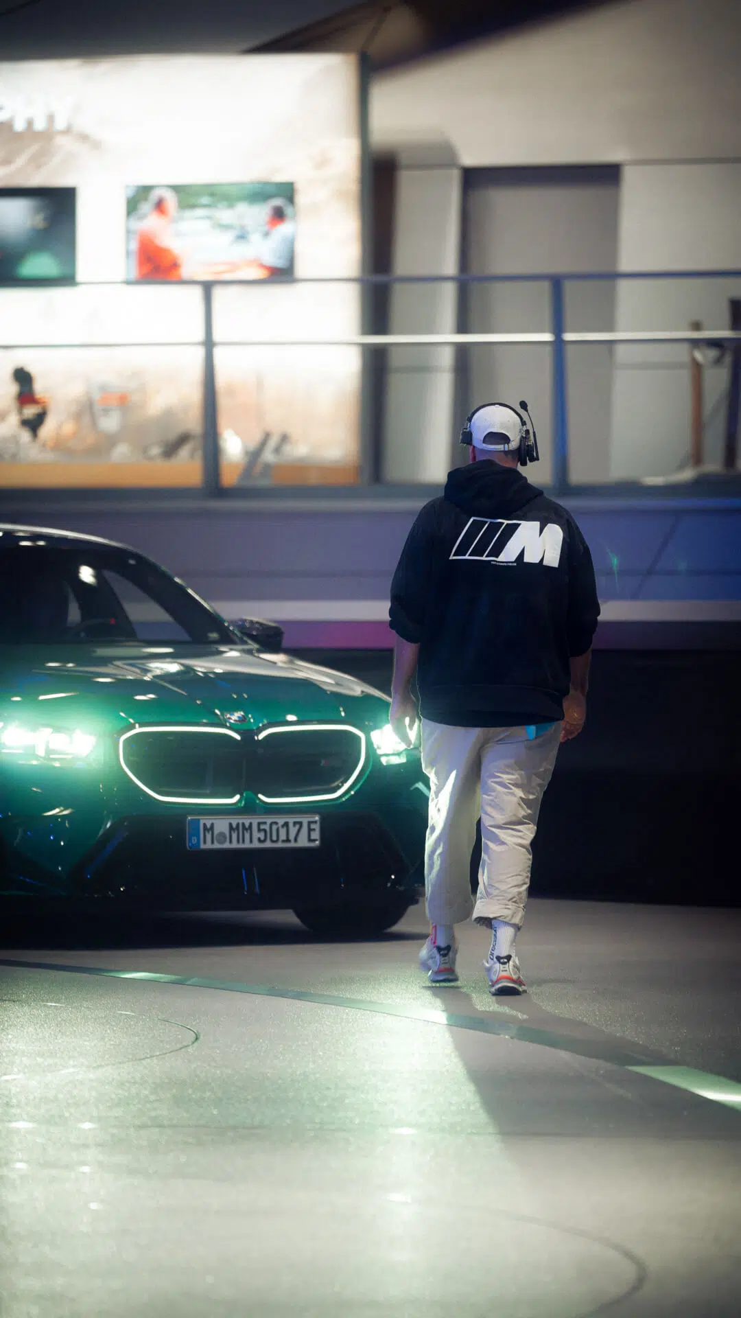 Film-Crew mit BMW M-Hoodie am Filmset