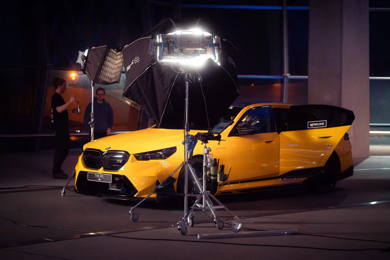 Ausgeleuchtetes Film-Set mit dem BMW M5