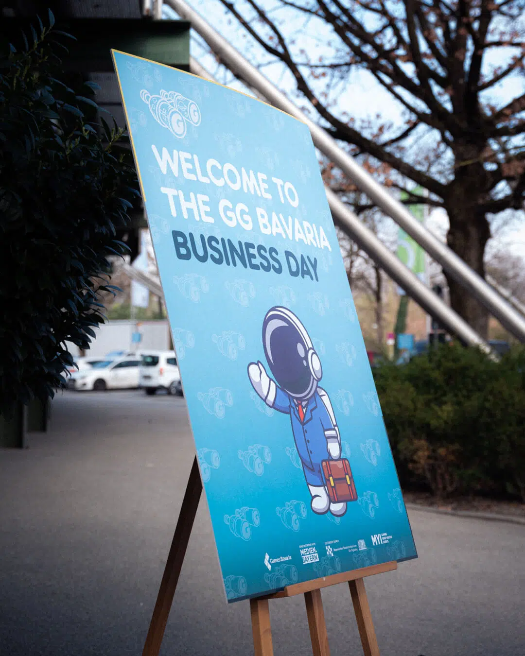 Elias Hountondji post vor dem BMW M5