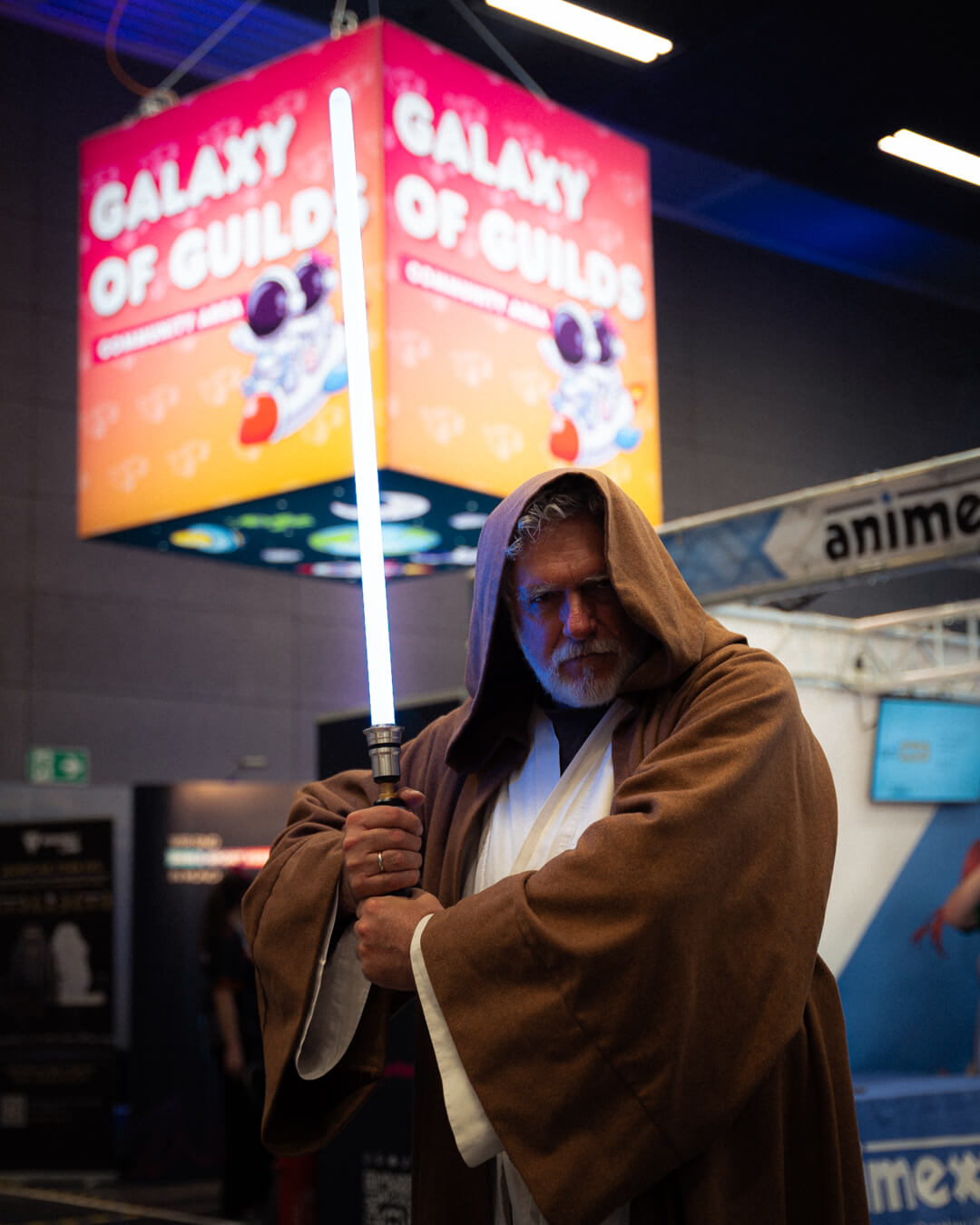 Elias Hountondji post vor dem BMW M5