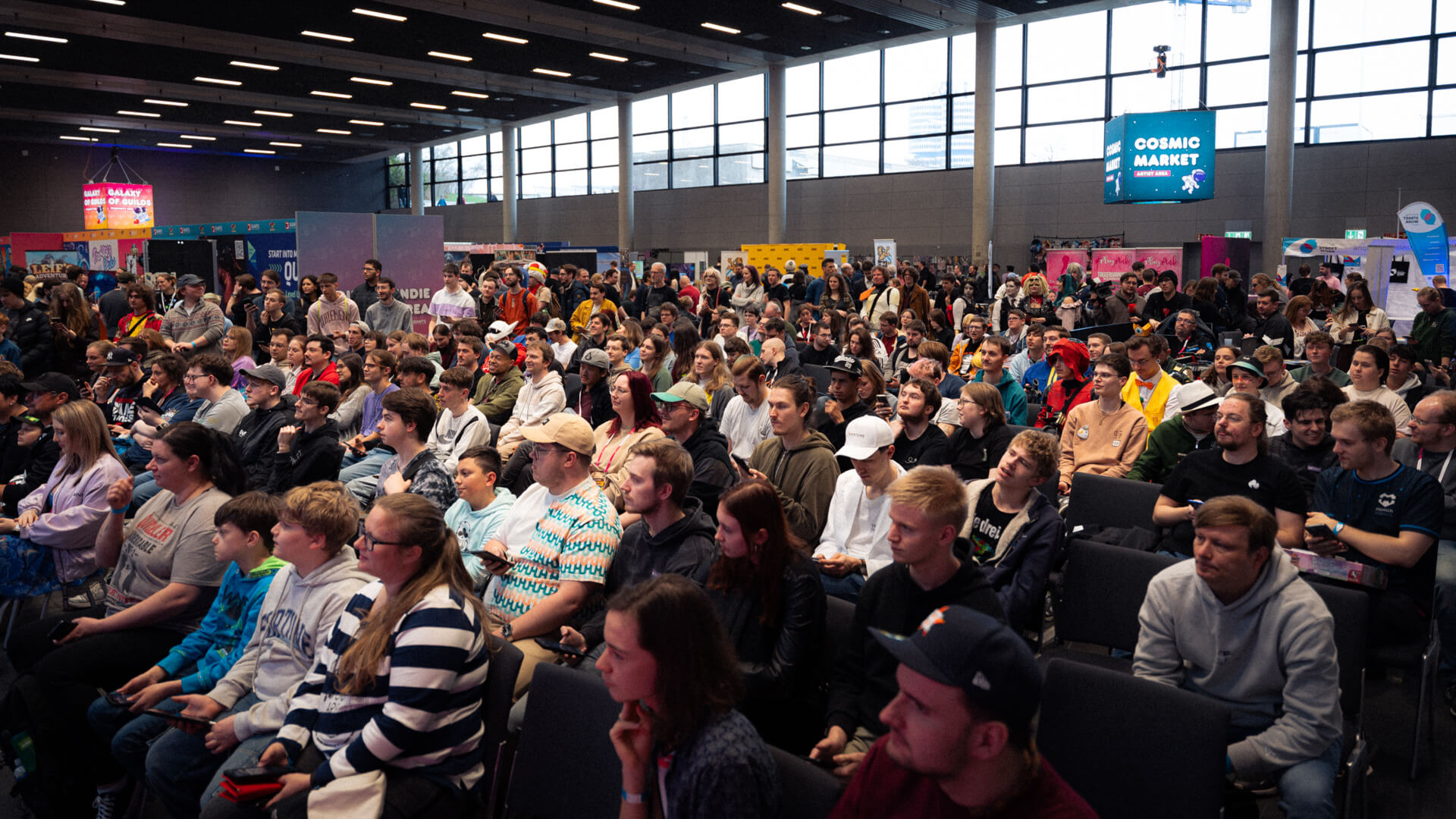 Elias Hountondji post vor dem BMW M5