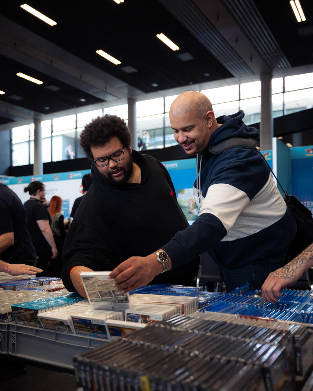 Elias Hountondji post vor dem BMW M5