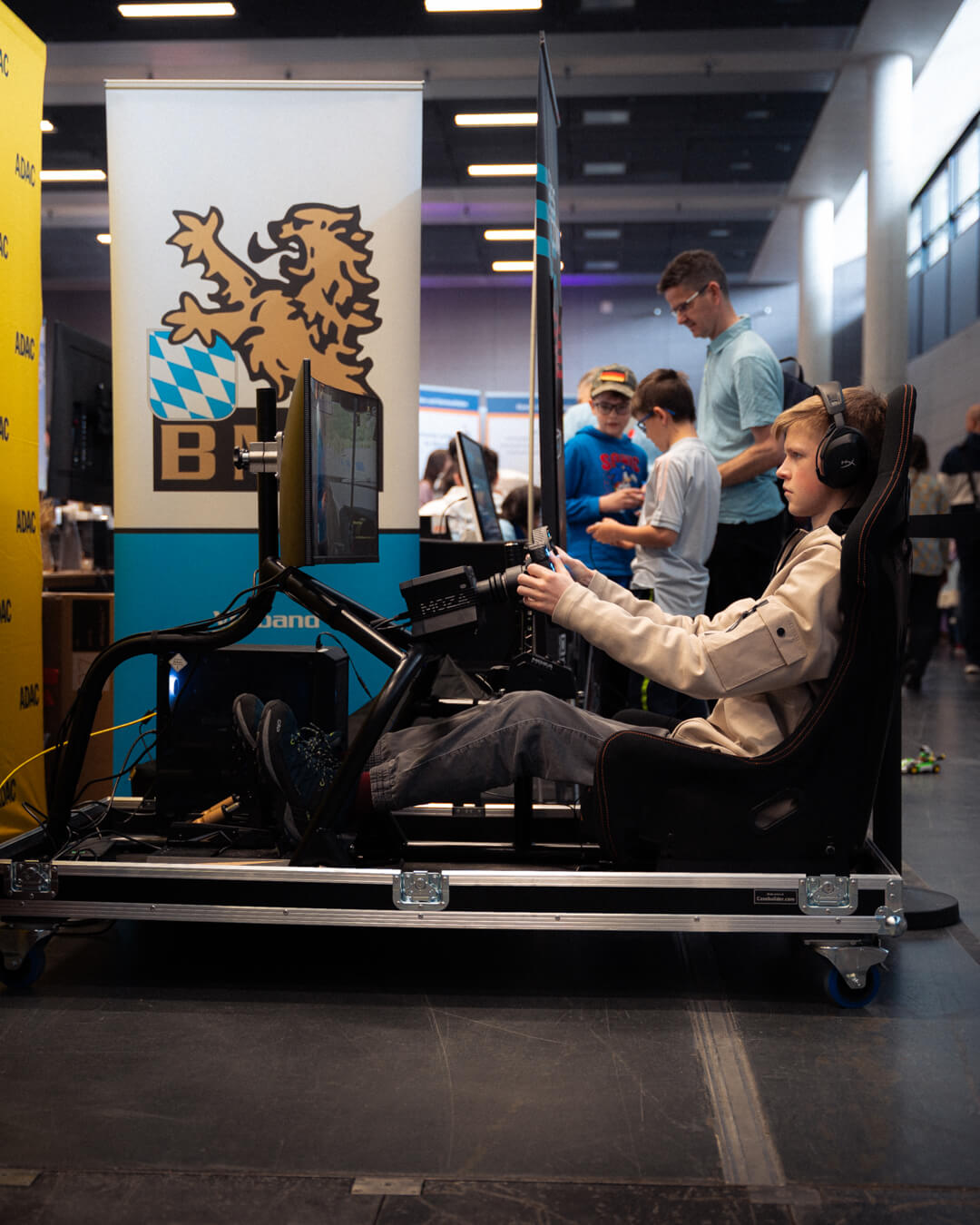 Elias Hountondji post vor dem BMW M5