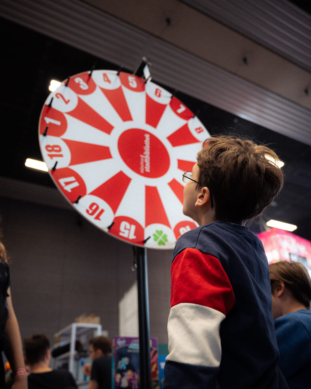 Elias Hountondji post vor dem BMW M5