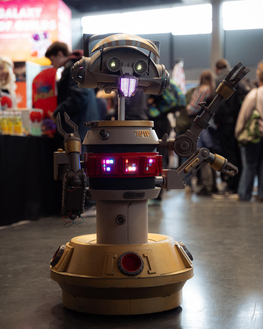 Elias Hountondji post vor dem BMW M5