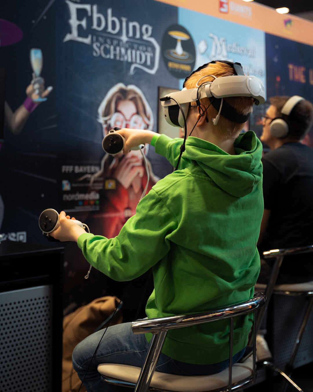 Elias Hountondji post vor dem BMW M5