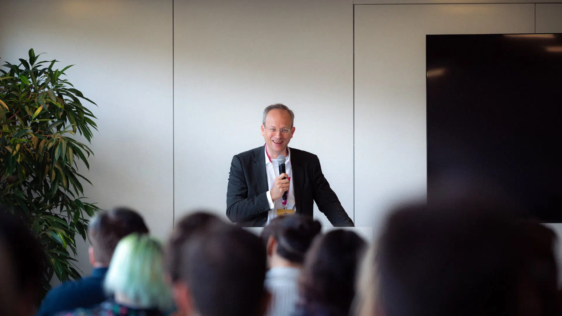 Elias Hountondji post vor dem BMW M5