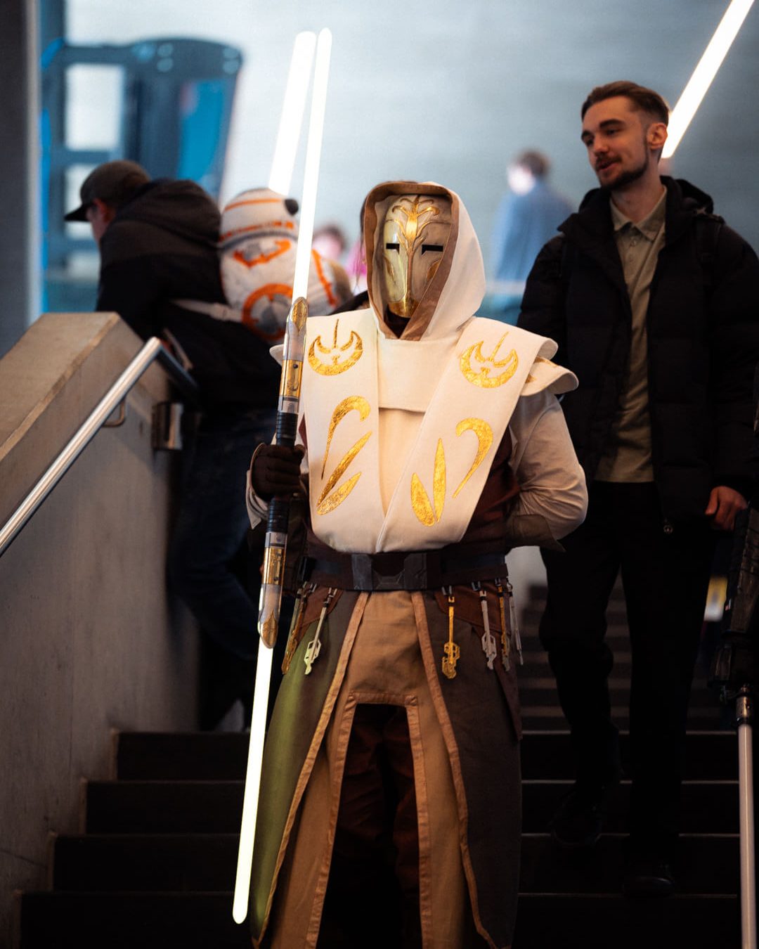 Elias Hountondji post vor dem BMW M5