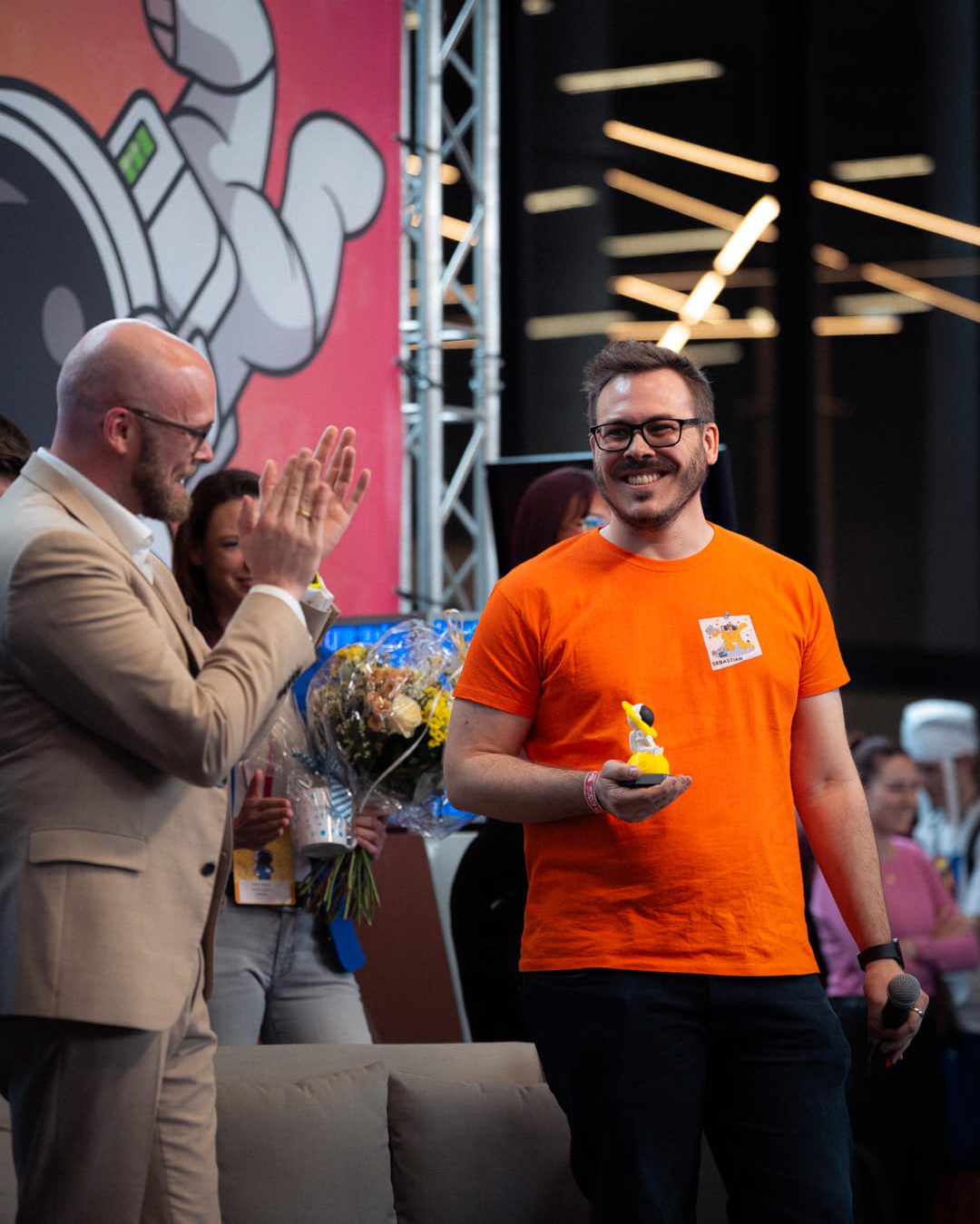 Elias Hountondji post vor dem BMW M5