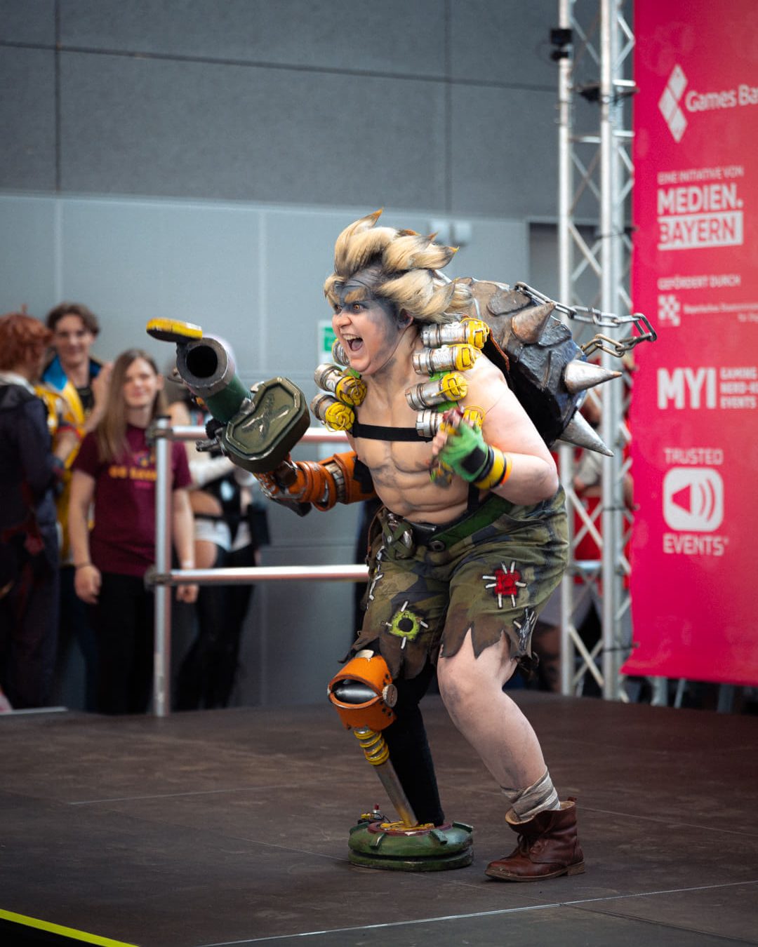 Elias Hountondji post vor dem BMW M5