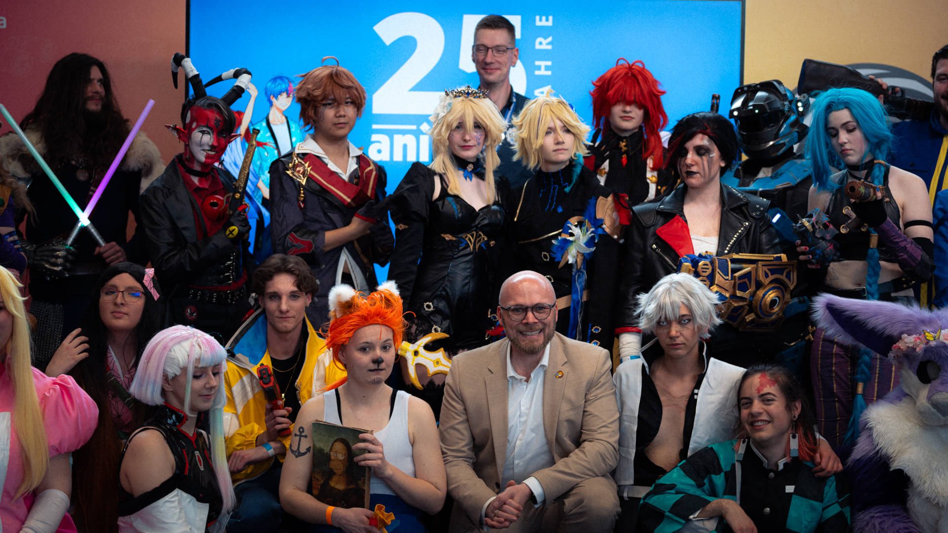 Elias Hountondji post vor dem BMW M5