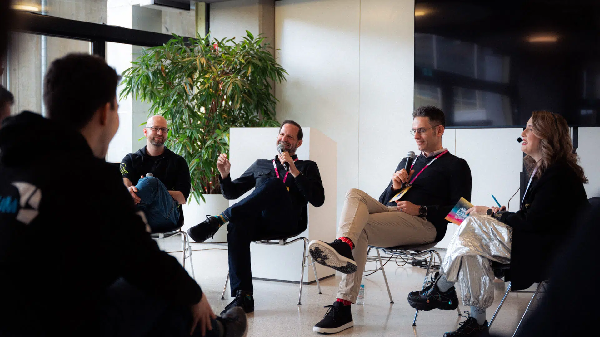 Elias Hountondji post vor dem BMW M5