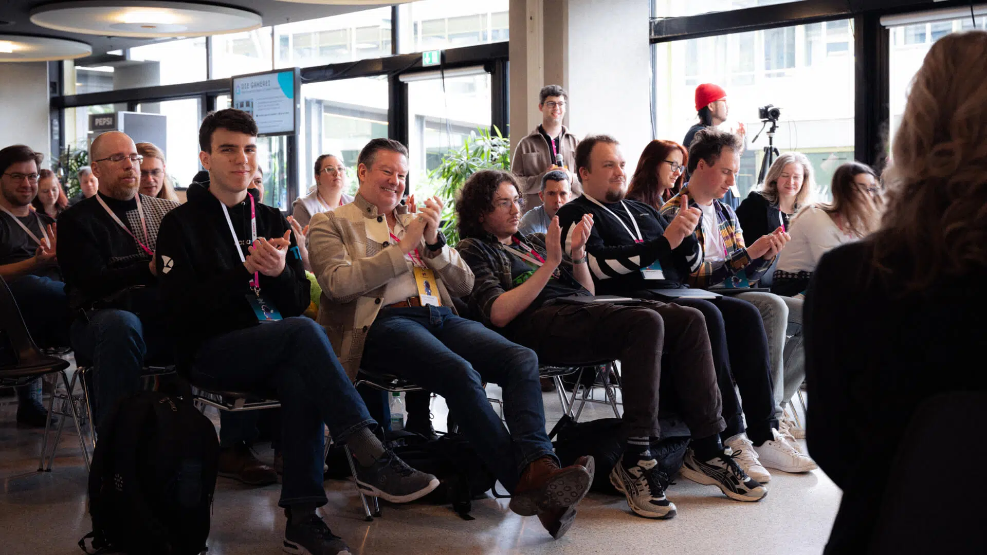 Elias Hountondji post vor dem BMW M5