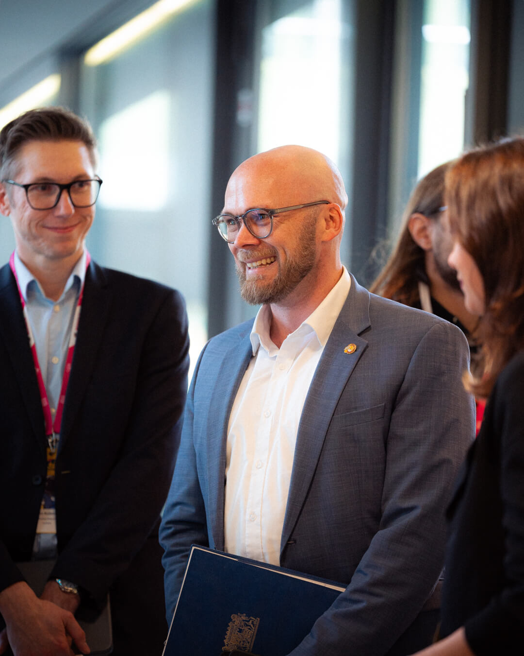 Elias Hountondji post vor dem BMW M5