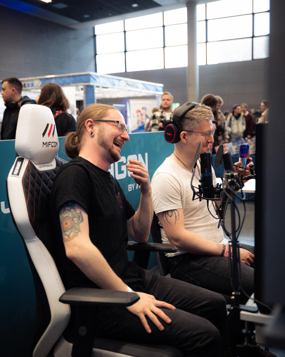 Elias Hountondji post vor dem BMW M5