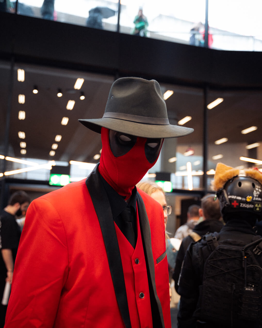 Elias Hountondji post vor dem BMW M5