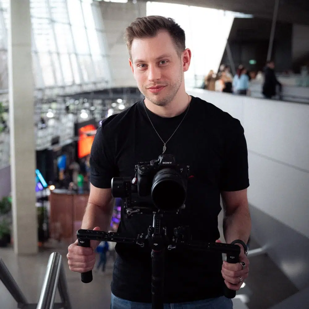 Profilbild-Webseite Alexander Hartung mit seinem Kamera-Setup in der BMW Welt München