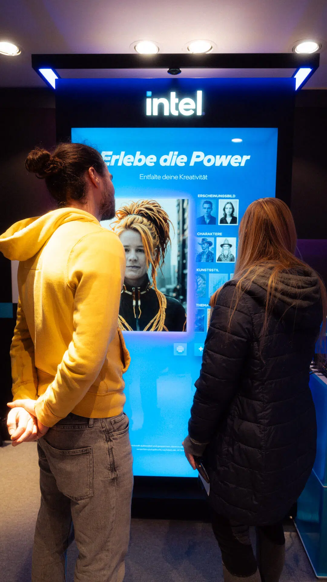 Besucher im Intel Experience Store München
