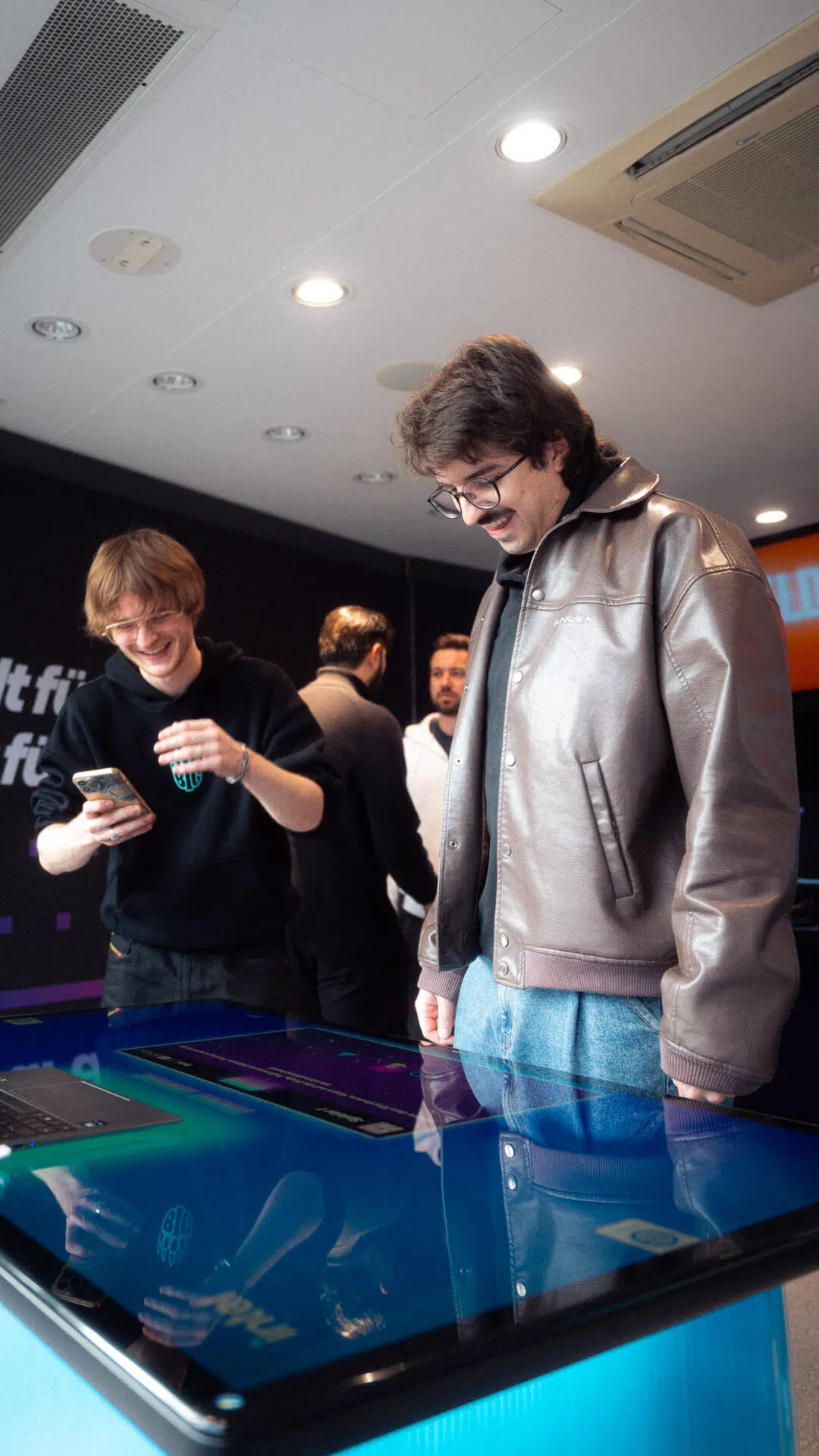 Streamer Rumathra im Intel Store München